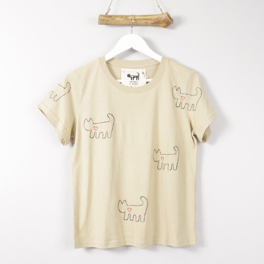 beige crewneck t-shirt with cat embroidery cats with a heart