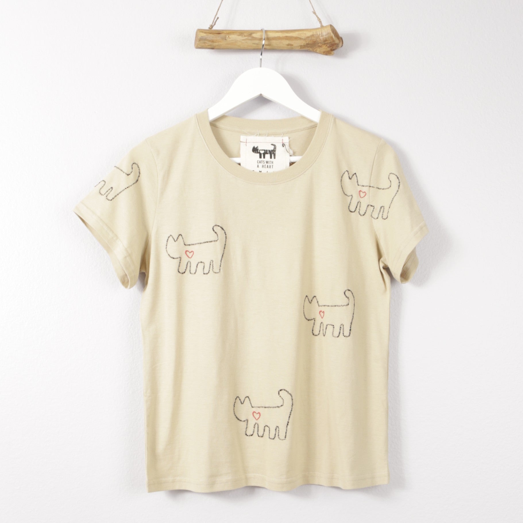 beige crewneck t-shirt with cat embroidery cats with a heart 