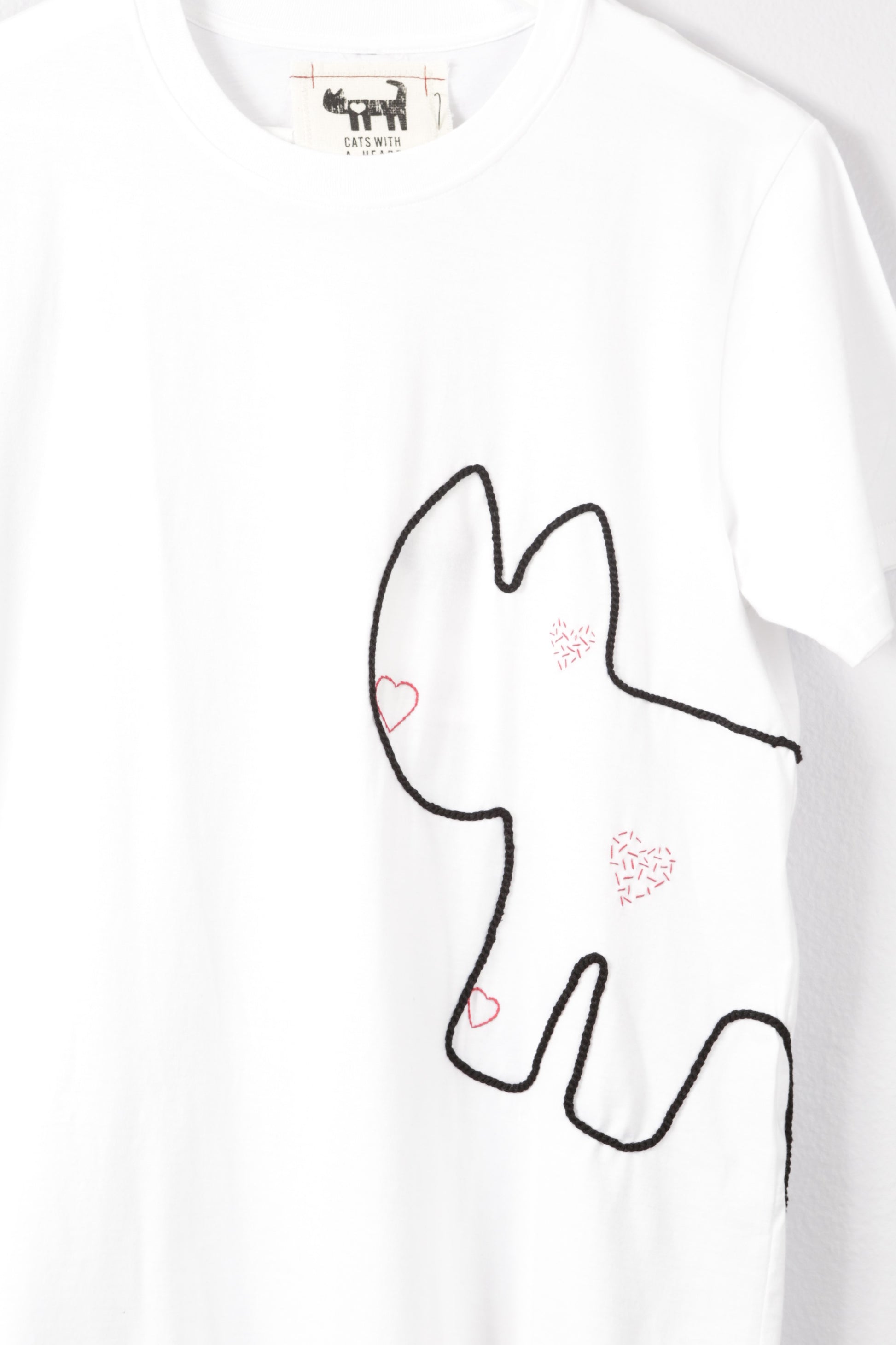 white crewneck relaxed fit t-shirt cats with a heart 